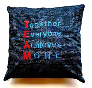 Foto eines Kissens mit dem Text "Together everyone achieves more"