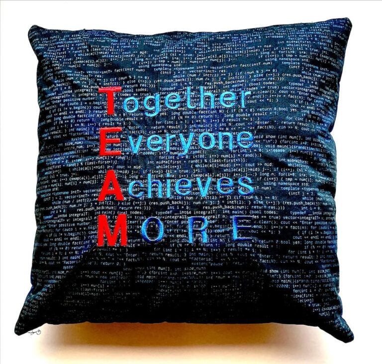 Foto eines Kissens mit dem Text "Together everyone achieves more"
