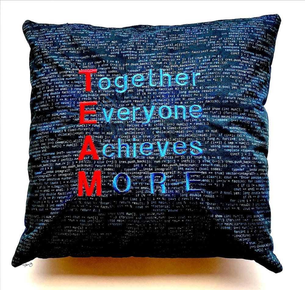 Foto eines Kissens mit dem Text "Together everyone achieves more"